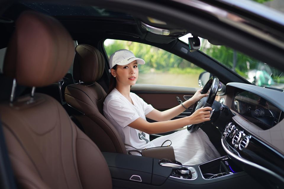 Hot girl Sam sau tay l&aacute;i của Mercedes-Benz S450L Luxury