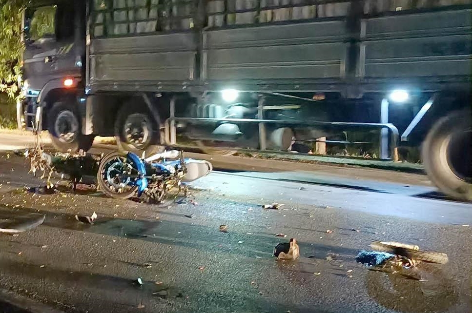 Hai chiếc xe m&aacute;y biến dạng nặng nề sau tai nạn đối đầu