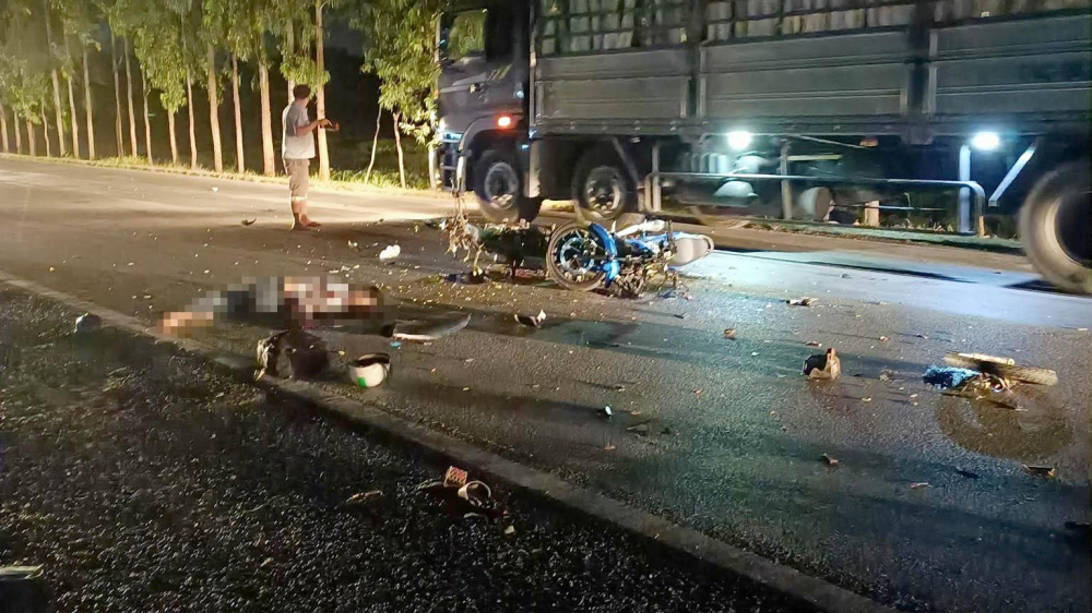 Hiện trường vụ tai nạn 2 xe m&aacute;y đối đầu nhau tr&ecirc;n QL10 khiến hai người thương vong