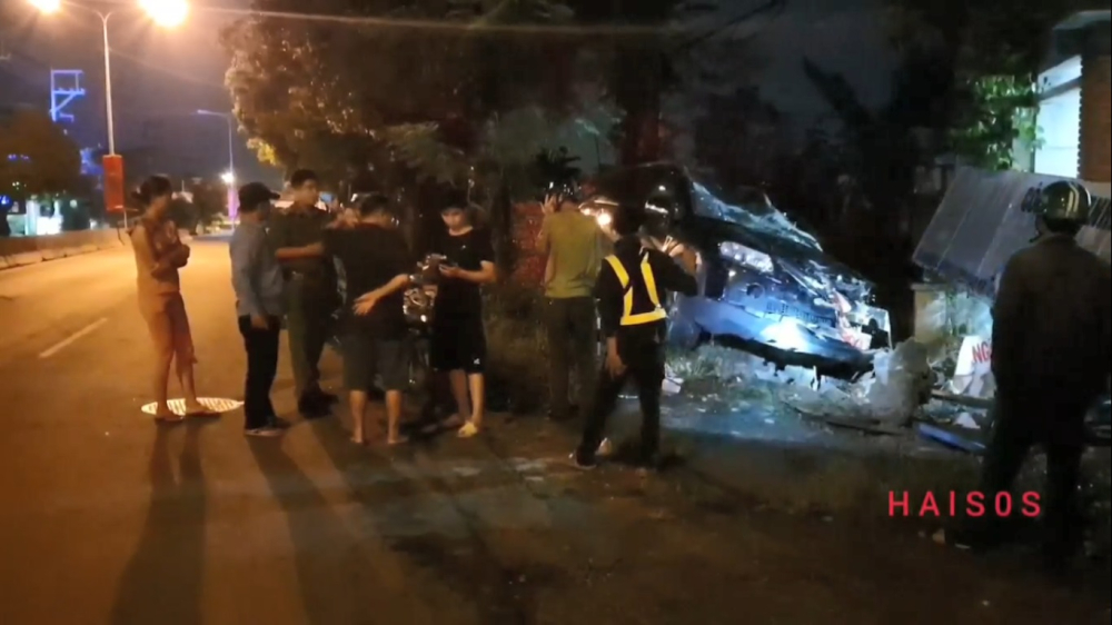 Lực lượng chức năng tại hiện trường vụ tai nạn