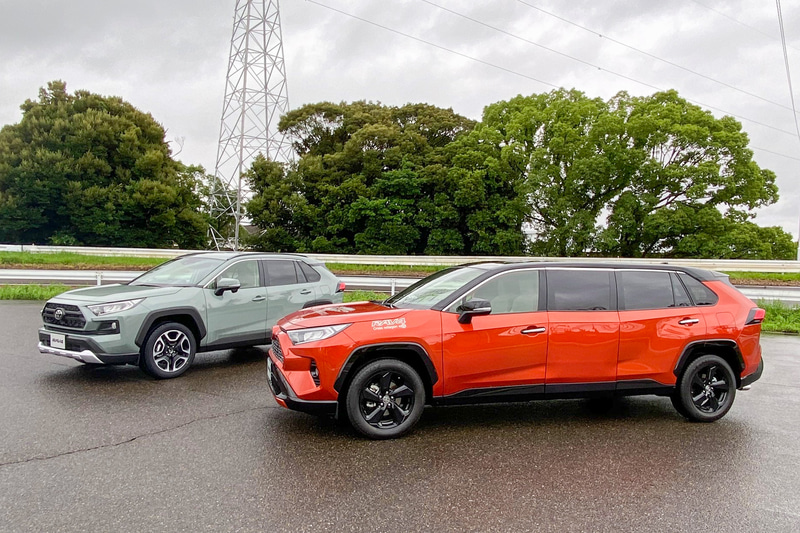 Chiếc Toyota RAV4 Limo đứng cạnh RAV4 th&ocirc;ng thường