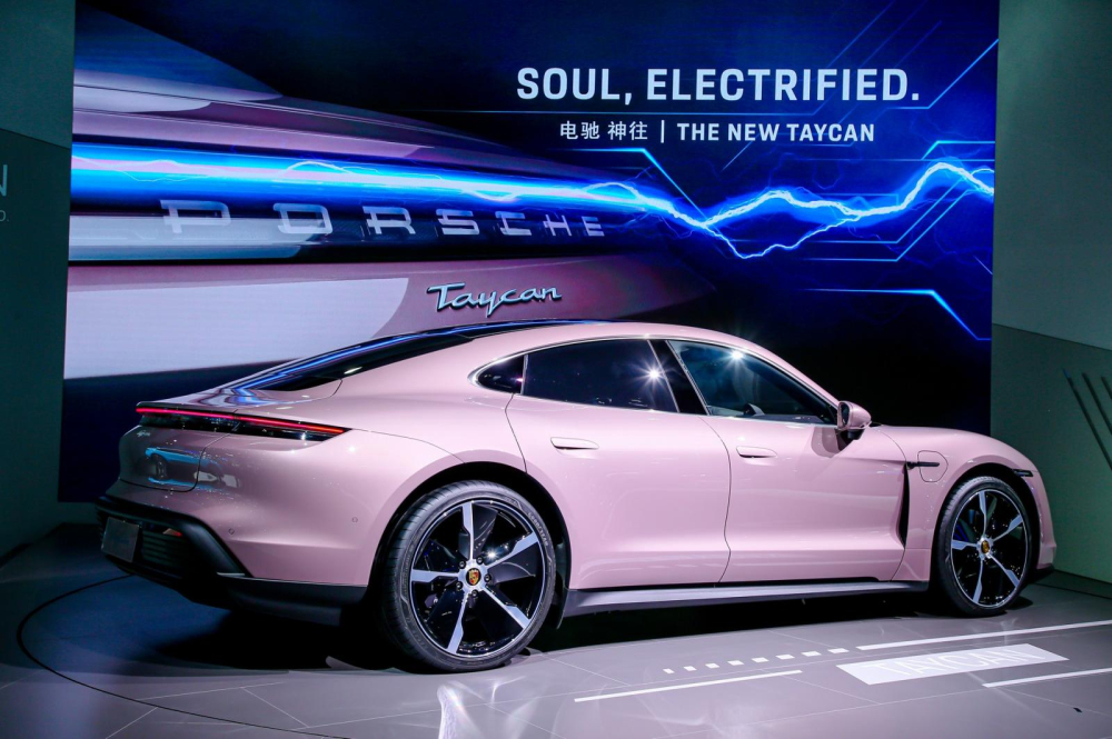 Chiếc Porsche Taycan RWD 2020 này được sơn màu hồng nữ tính Chiếc Porsche Taycan RWD 2020 này được sơn màu hồng nữ tính