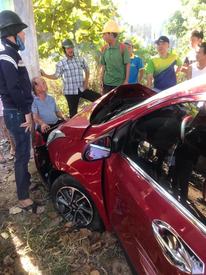 2 người ngồi tr&ecirc;n chiếc &ocirc; t&ocirc; Hyundai Grand i10 bị thương sau vụ tai nạn