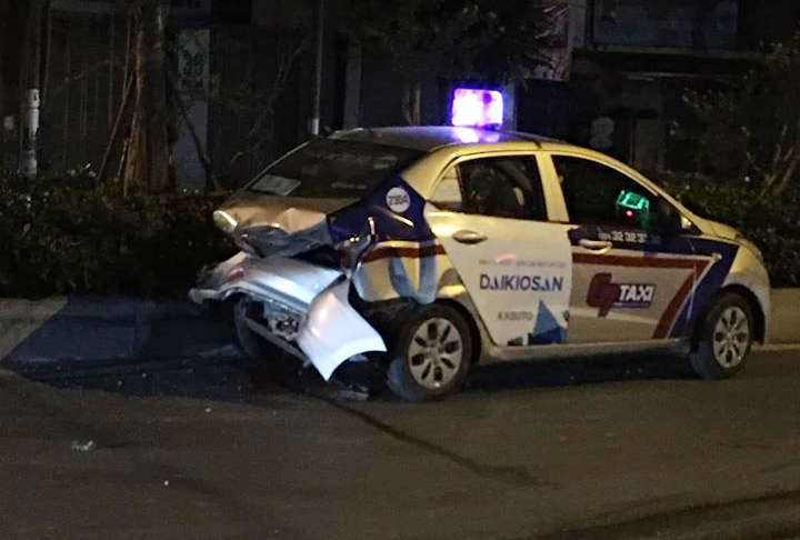Chiếc xe taxi biến dạng nghi&ecirc;m trọng đu&ocirc;i xe sau khi bị xe BMW 7-Series t&ocirc;ng từ ph&iacute;a sau