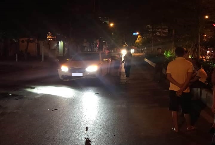 Vụ tai nạn của xe taxi v&agrave; xe BMW 7-Series m&agrave;u trắng v&agrave;o tối qua ở phường Kim M&atilde;