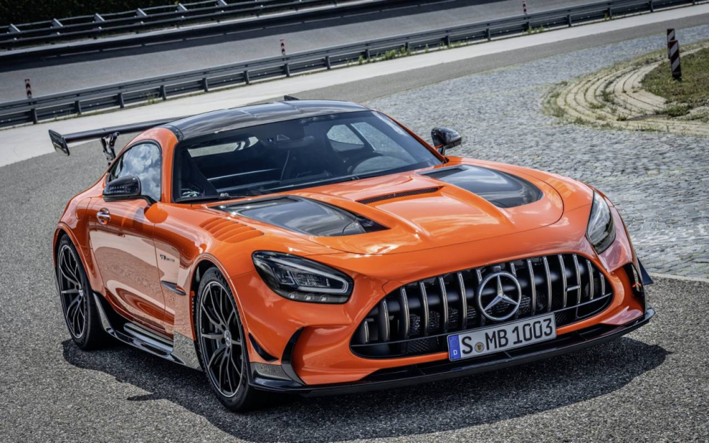 Chiếc xe Mercedes-AMG GT Black Series này có màu sơn cam AMG Magma Beam với giá bán lên đến 228 triệu đồng