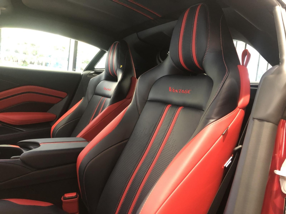 Ghế ngồi bọc da sang trọng của Aston Martin Vantage thế hệ thứ 2 Ghế ngồi bọc da sang trọng của Aston Martin Vantage thế hệ thứ 2