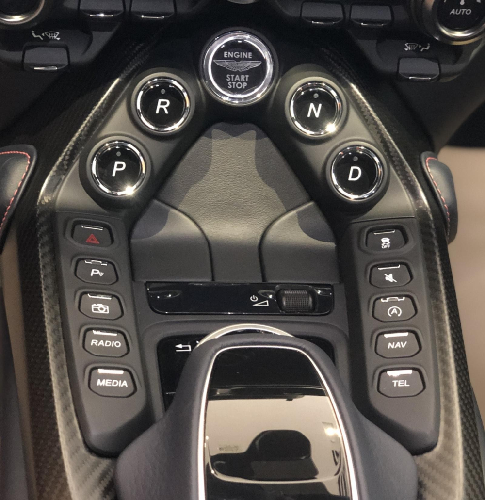Bảng điều khiển trung tâm của Aston Martin V8 Vantage 2018 Bảng điều khiển trung tâm của Aston Martin V8 Vantage 2018