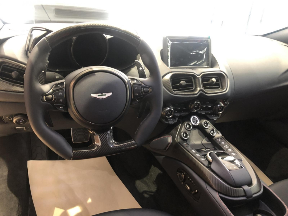 Toàn bộ khoang lái của chiếc xe thể thao tiệm cận siêu xe Aston Martin Vantage thế hệ thứ 2 Toàn bộ khoang lái của chiếc xe thể thao tiệm cận siêu xe Aston Martin Vantage thế hệ thứ 2