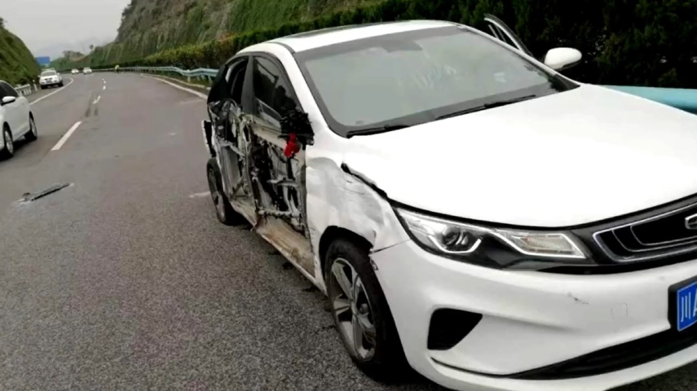 Chiếc &ocirc; t&ocirc; Geely tại hiện trường vụ tai nạn