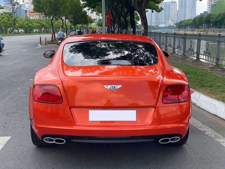 Ống xả kép là đặc trưng của dòng xe Bentley Continental GT phiên bản sử dụng động cơ V8