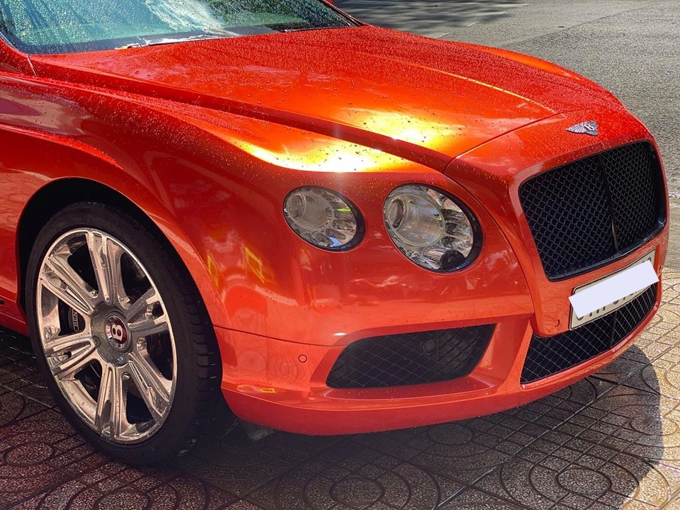 Cận cảnh bộ áo cam trên Bentley Continental GT V8 có màu sơn nguyên bản xanh lục bảo