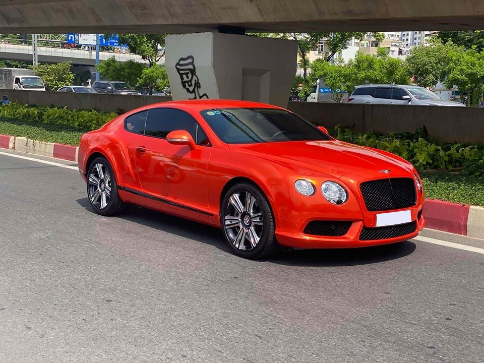 Bộ áo cam giúp chiếc xe thể thao siêu sang Bentley Continental GT V8 trở nên rất nổi bật