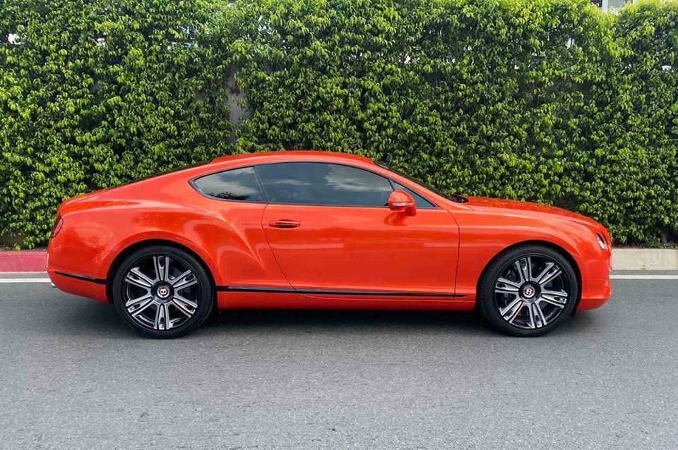 Bentley Continental GT xanh lục bảo độc nhất Việt Nam được chủ cho đổi phong thuỷ sang sắc cam