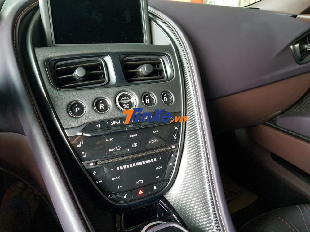 Cụm bảng điều khiển lái của Aston Martin DB11 Cụm bảng điều khiển lái của Aston Martin DB11