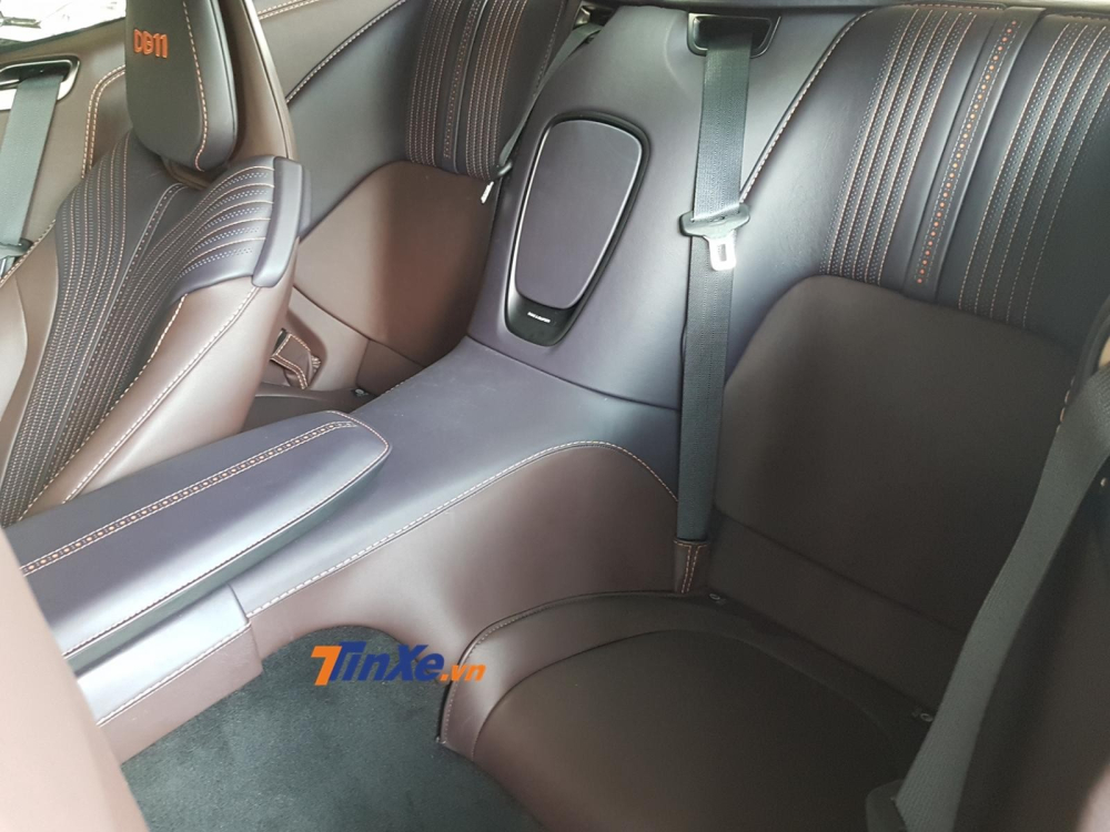 Còn đây là vị trí ngồi của hàng ghế sau trên Aston Martin DB11 Còn đây là vị trí ngồi của hàng ghế sau trên Aston Martin DB11