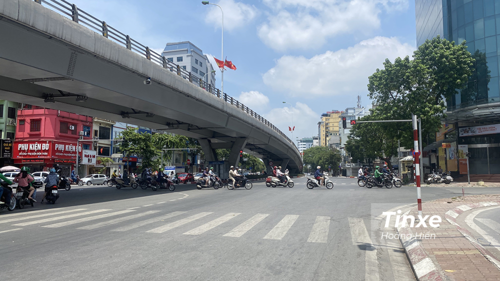 Khi đi qua các đoạn giao cắt có đặt đèn tín hiệu giao thông, các lái xe nên chú ý giảm tốc độ để quan sát tình trạng giao thông và tín hiệu đèn giao thông để đảm bảo an toàn cho bản thân và những người xung quanh. Khi đi qua các đoạn giao cắt có đặt đèn tín hiệu giao thông, các lái xe nên chú ý giảm tốc độ để quan sát tình trạng giao thông và tín hiệu đèn giao thông để đảm bảo an toàn cho bản thân và những người xung quanh.
