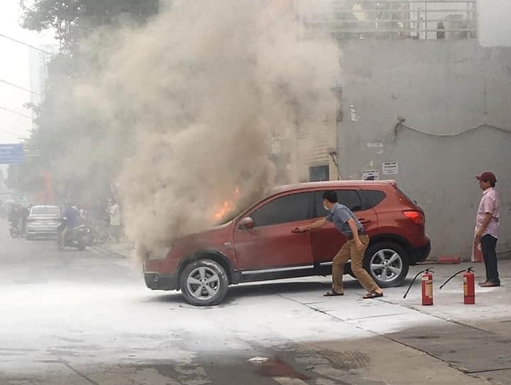 Ngọn lửa b&ugrave;ng ch&aacute;y rất dữ dội từ khoang động cơ của xe
