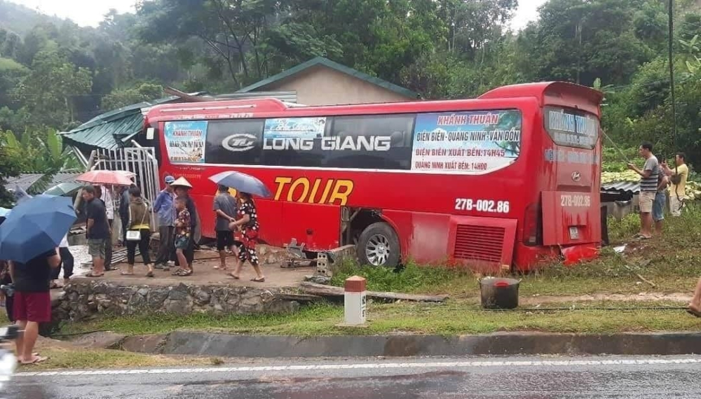 C&oacute; khoảng 20 người h&agrave;nh kh&aacute;ch tr&ecirc;n xe l&uacute;c xảy ra sự cố nhưng may mắn kh&ocirc;ng ai bị thương vong