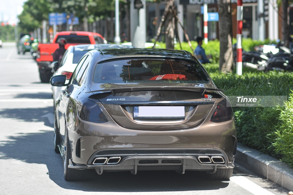 C&aacute;c trang bị an to&agrave;n c&oacute; tr&ecirc;n Mercedes-Benz C300 AMG 2017 bao gồm hệ thống treo kh&iacute; n&eacute;n Airmatic, hiển thị th&ocirc;ng tin tr&ecirc;n k&iacute;nh chắn gi&oacute; (Head-up display), camera 360 độ, hệ thống hỗ trợ ph&ograve;ng ngừa va chạm Collision Prevention Assist Plus gi&uacute;p ngăn chặn ho&agrave;n to&agrave;n hoặc giảm thiểu hậu quả va chạm nhờ v&agrave;o chức năng hỗ trợ phanh tự động c&ugrave;ng chức năng Hands-Fress Access hỗ trợ mở cốp sau khi cả hai tay đang mang/x&aacute;ch đồ.