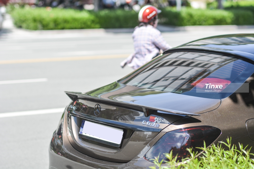 Chưa dừng lại đ&oacute;, chiếc xe Mercedes-Benz C300 AMG n&agrave;y c&ograve;n được chủ nh&acirc;n độ th&ecirc;m c&aacute;nh lướt gi&oacute; cố định cỡ lớn tr&ecirc;n đu&ocirc;i xe bằng carbon