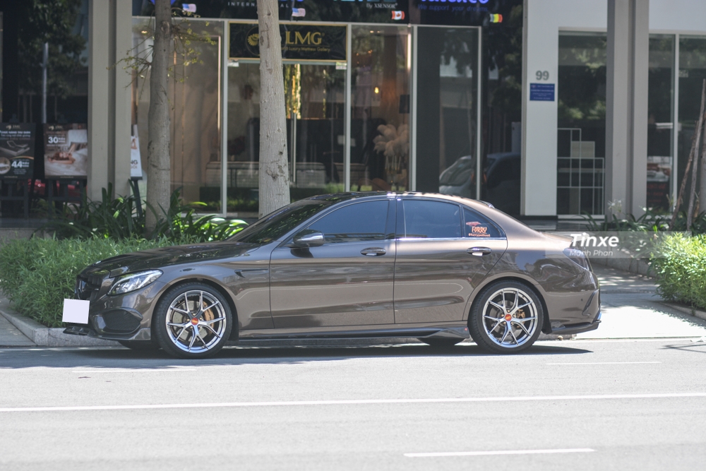 Chi ph&iacute; để độ lại chiếc xe Mercedes-Benz C300 AMG n&agrave;y được tiết lộ gần nửa tỷ đồng.