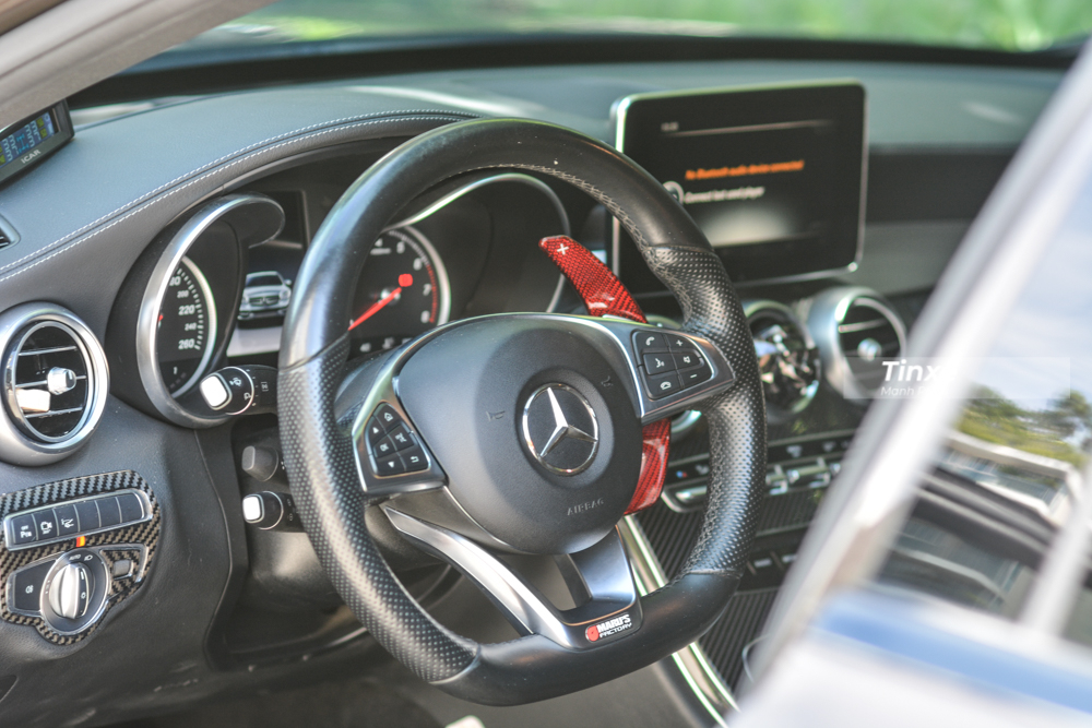 Động cơ tr&ecirc;n Mercedes-Benz C300 AMG đi k&egrave;m hộp số tự động 7 cấp 7G-Tronic Plus v&agrave; hệ dẫn động cầu sau, nhờ đ&oacute;, xe c&oacute; khả năng tăng tốc từ vị tr&iacute; xuất ph&aacute;t l&ecirc;n 100km/h chỉ trong thời gian 5,9 gi&acirc;y trước khi đạt tốc độ tối đa 250 km/h.