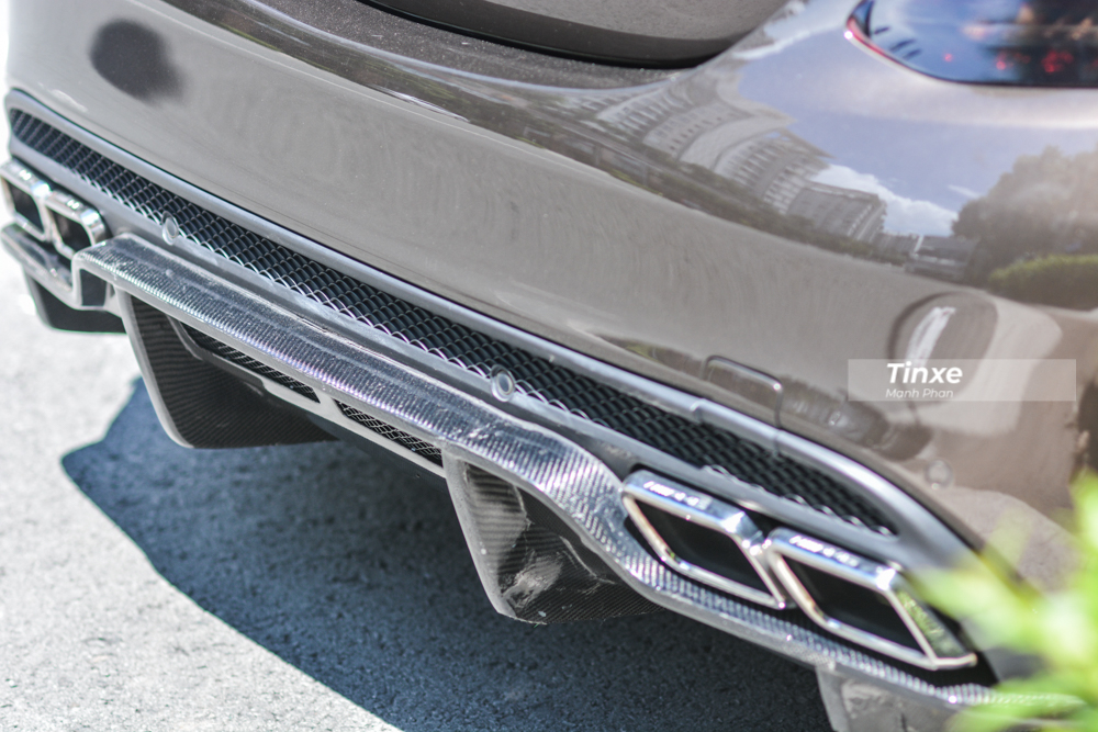 V&agrave; to&agrave;n bộ phần khuếch t&aacute;n sau của chiếc xe Mercedes-Benz C300 AMG độ cũng to&agrave;n l&agrave; carbon.