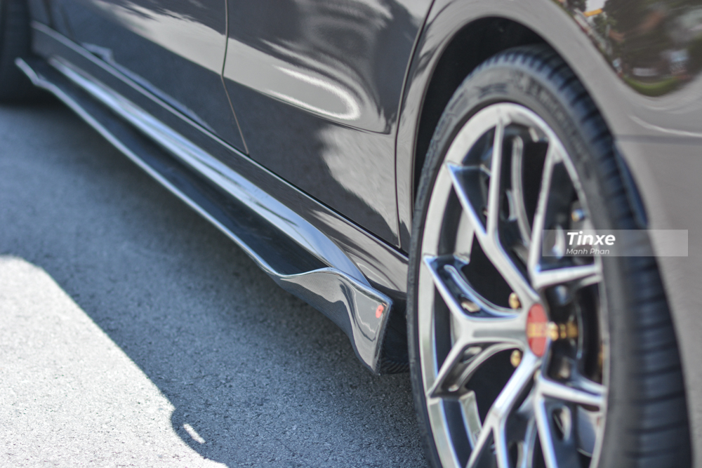 V&ograve;ng ra b&ecirc;n h&ocirc;ng xe, chiếc xe Mercedes-Benz C300 AMG n&agrave;y c&ograve;n được chủ nh&acirc;n n&acirc;ng cấp th&ecirc;m bộ c&aacute;nh lướt gi&oacute; b&ecirc;n sườn bằng carbon.