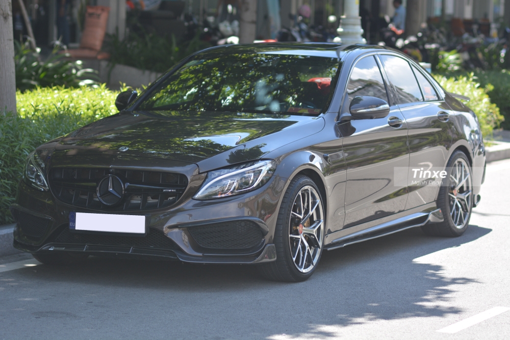 Ngoại h&igrave;nh của một chiếc xe Mercedes-Benz C300 AMG đời cũ chắc hẳn sẽ khiến chủ nh&acirc;n cảm thấy lạnh nhạt sau nhiều năm sử dụng, v&igrave; thế, c&oacute; kh&ocirc;ng &iacute;t người t&igrave;m đến c&aacute;c bản độ body kit cho xe hoặc đơn giản hơn l&agrave; thay &aacute;o mới mang đến d&aacute;ng vẻ lạ mắt.