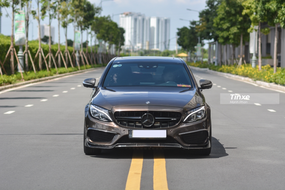 Bản th&acirc;n chiếc xe Mercedes-Benz C300 AMG n&agrave;y đ&atilde; c&oacute; m&agrave;u n&acirc;u rất &iacute;t khi được nh&igrave;n thấy tr&ecirc;n C300 AMG, n&ecirc;n v&igrave; thế, m&agrave;u sơn n&agrave;y vẫn được cho l&agrave; kh&aacute; lạ mắt v&agrave; chủ nh&acirc;n chỉ cần n&acirc;ng cấp lại body kit cho xe.