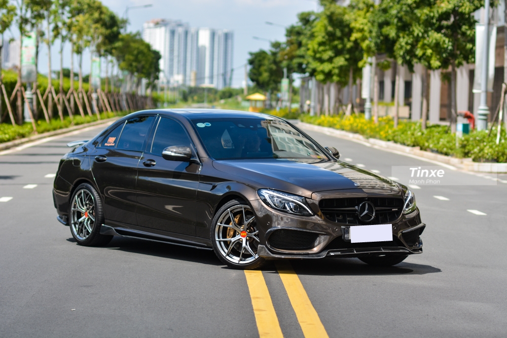 Sau nhiều lần suy nghĩ, thay v&igrave; độ l&ecirc;n đời một chiếc Mercedes-Benz C300 AMG 2020, chủ nh&acirc;n của xe d&atilde; quyết định th&ecirc;m cho ngoại thất xe nhiều chi tiết carbon để tạo điểm nhấn.