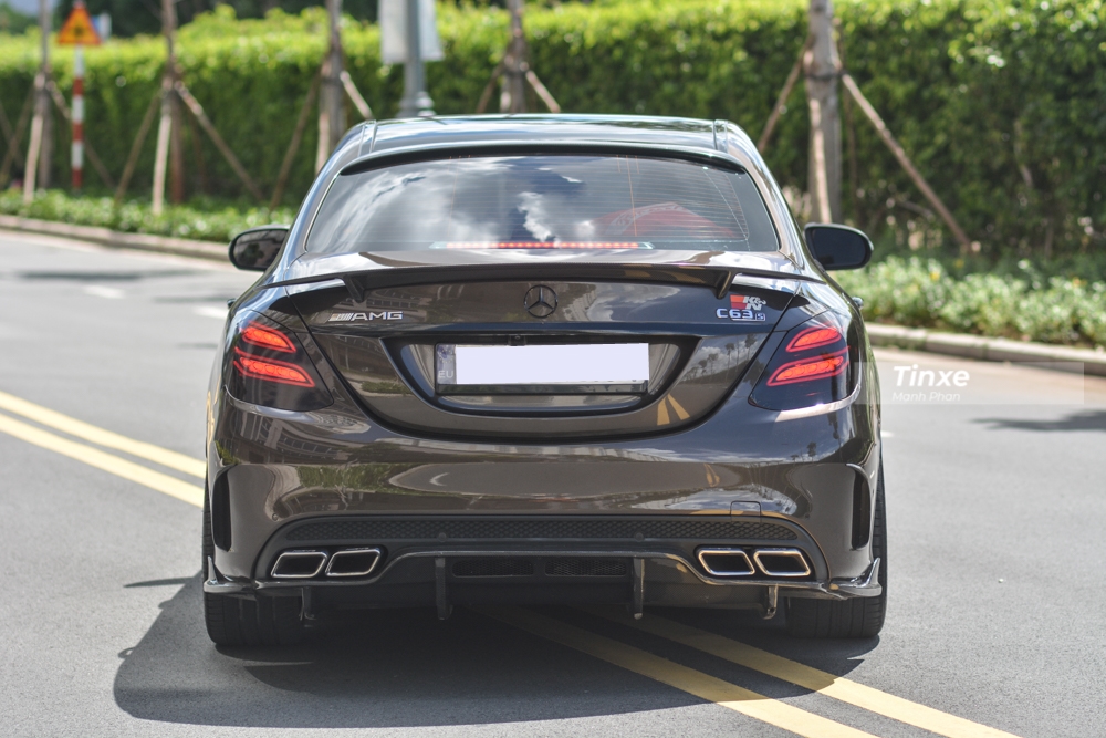 Để mang đến những &acirc;m thanh ấn tượng hơn sau khi đ&atilde; remap lại động cơ, chủ xe Mercedes-Benz C300 AMG đ&atilde; trang bị lại hệ thống ống xả của h&atilde;ng IPE cho xe.