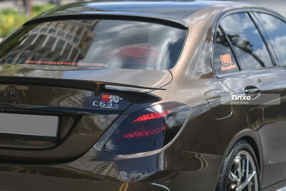 Để tăng th&ecirc;m phần l&ocirc;i cuốn, chủ xe cho d&aacute;n lại đ&egrave;n hậu của chiếc Mercedes-Benz C300 AMG độ th&agrave;nh m&agrave;u tối.