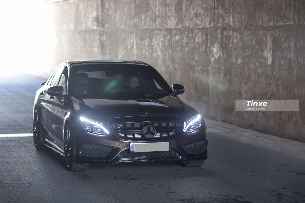Chẳng hạn như chiếc xe Mercedes-Benz C300 AMG đời 2017 n&agrave;y đ&atilde; được một người chuy&ecirc;n b&aacute;n thức ăn cho động vật bỏ ra gần 300 triệu đồng để t&acirc;n trang lại ngoại h&igrave;nh cũng như n&acirc;ng cấp cả động cơ v&agrave; ống xả cho xe.
