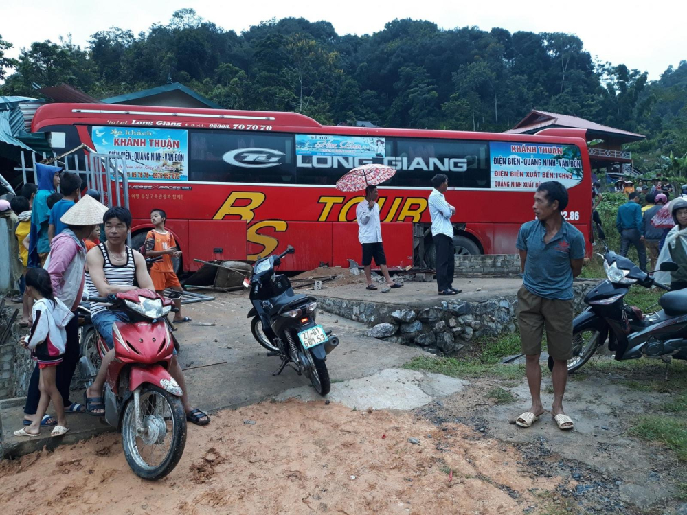 Hiện trường xe kh&aacute;ch lao v&agrave;o nh&agrave; d&acirc;n b&ecirc;n quốc lộ 279