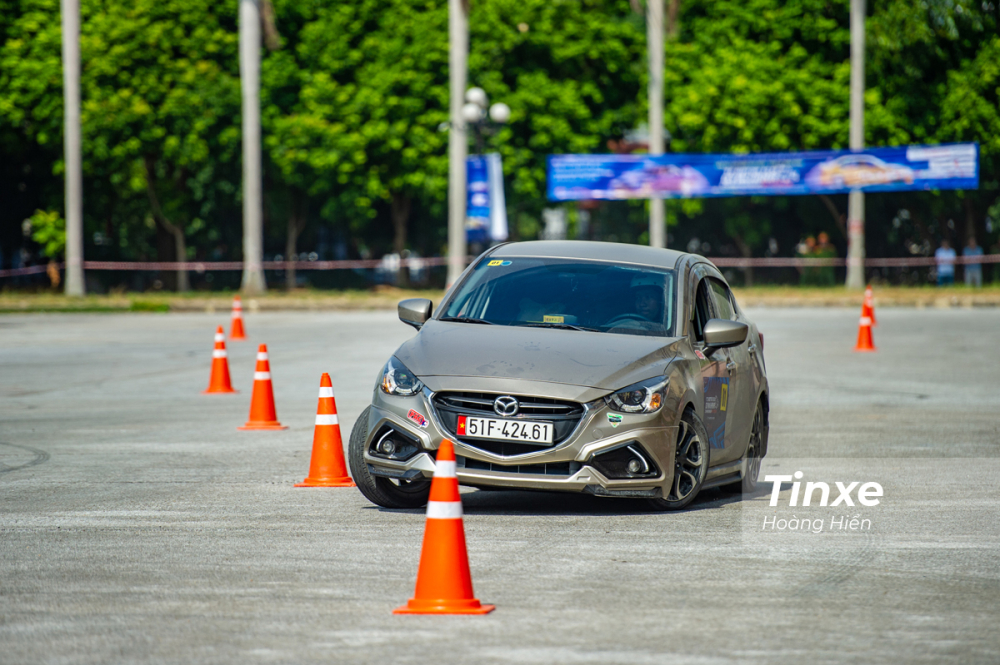 Một chiếc xe Mazda6 cũng được c&aacute;c th&iacute; sinh tin tưởng đưa đến dự thi.