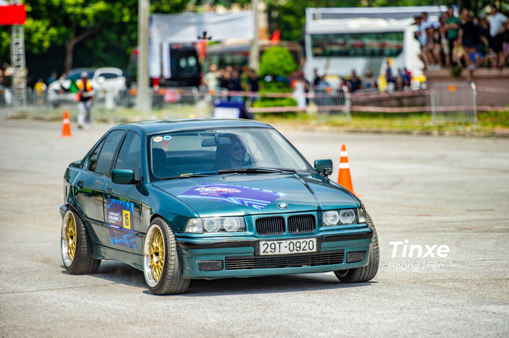 Một chiếc xe BMW với hệ dẫn động cầu sau tham gia dự thi.