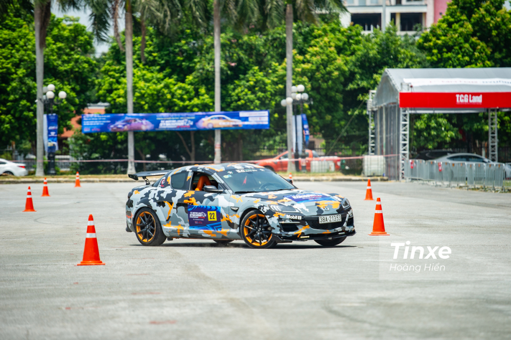 H&agrave;ng hiếm Mazda RX-8 vốn l&agrave; một huyền thoại với động cơ xoay rotary cũng tham dự cuộc thi.