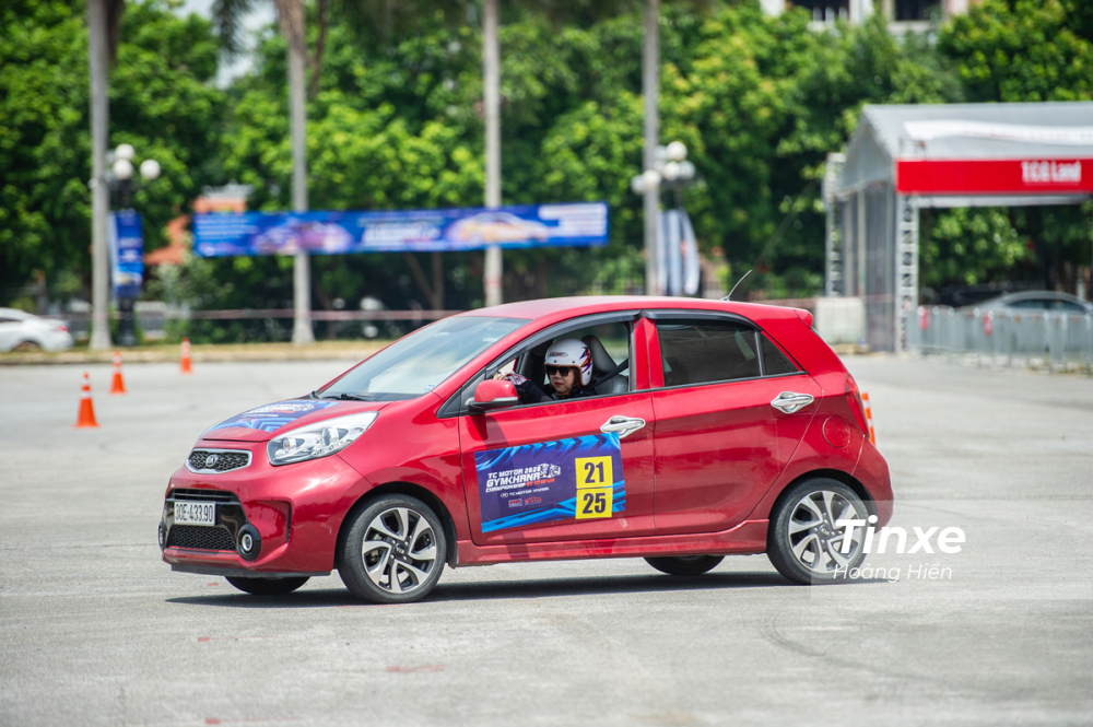 V&agrave; một nữ vận động vi&ecirc;n tr&ecirc;n chiếc xe Hyundai Grand i10 m&agrave;u đỏ.