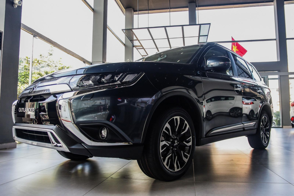 Nếu so với giá ưu đãi đang được MMV áp dụng cho bản 2.4 CVT Premium cũ của Mitsubishi Outlander, giá bán của bản nâng cấp cũng chỉ tăng 10 triệu đồng nhưng lại có nhiều điểm mới hấp dẫn hơn Nếu so với giá ưu đãi đang được MMV áp dụng cho bản 2.4 CVT Premium cũ của Mitsubishi Outlander, giá bán của bản nâng cấp cũng chỉ tăng 10 triệu đồng nhưng lại có nhiều điểm mới hấp dẫn hơn