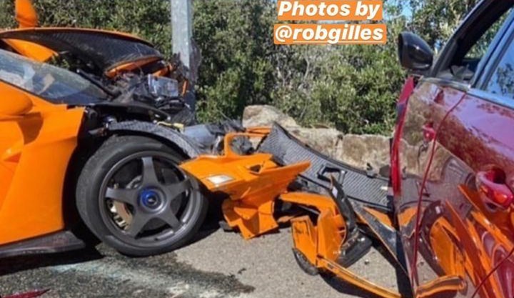 Các mảnh vỡ dàn áo của siêu xe McLaren Senna Lemans tại hiện trường vụ việc
