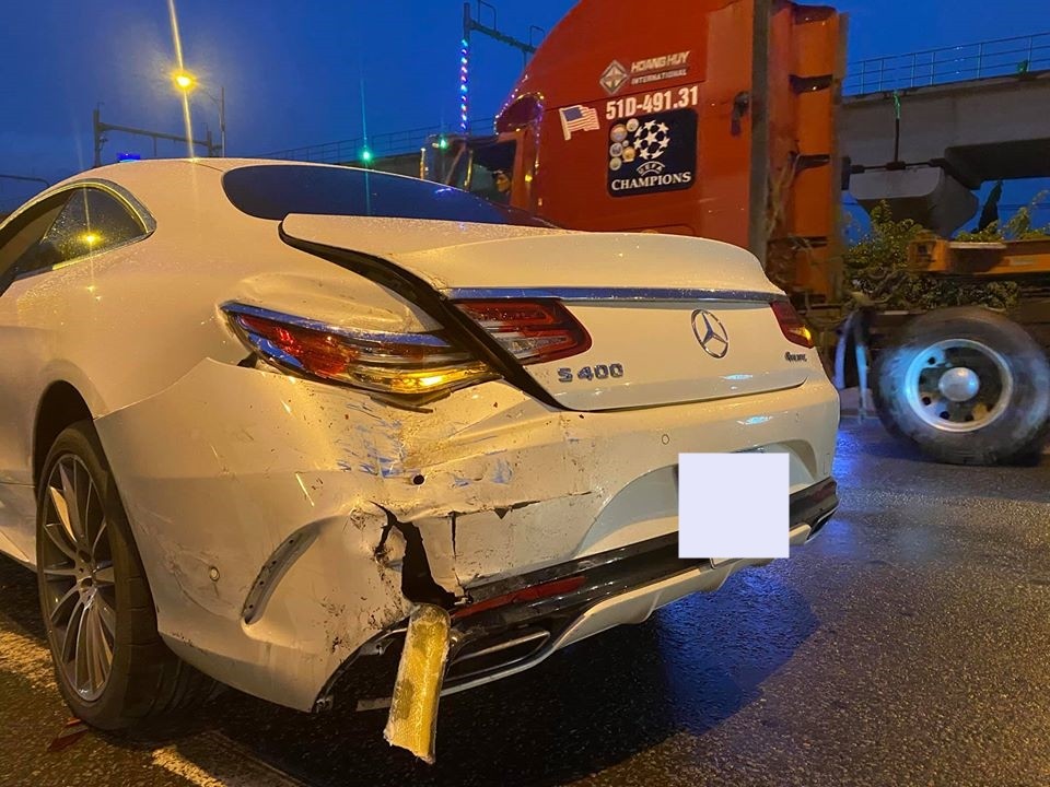 Cận cảnh thiệt hại của chiếc xe Mercedes-Benz S400 Coupe
