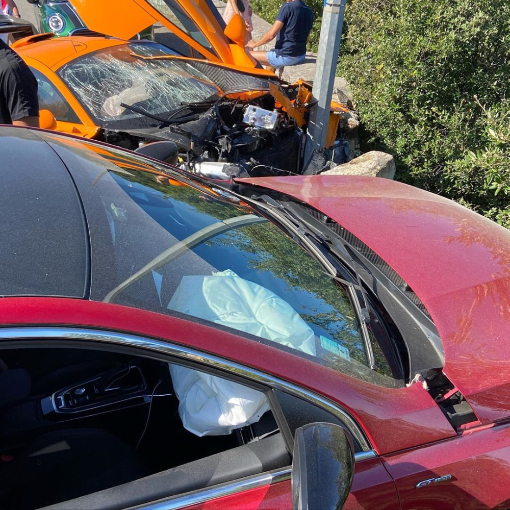 Phần đầu siêu xe McLaren Senna LeMans nát bét sau khi tông vào trụ điện và một chiếc ô tô màu đỏ