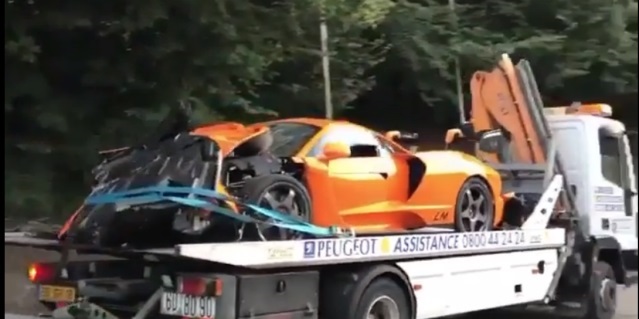 Chiếc xe McLaren Senna Lemans được xe cứu hộ chở đi sau tai nạn