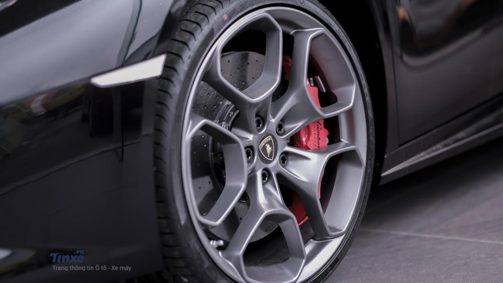 Bộ v&agrave;nh hợp kim đa chấu k&iacute;ch thước 20 c&ugrave;ng c&ugrave;m phanh m&agrave;u đỏ rất nổi bật của chiếc Lamborghini Huracan LP610-4 m&agrave;u đen b&oacute;ng.