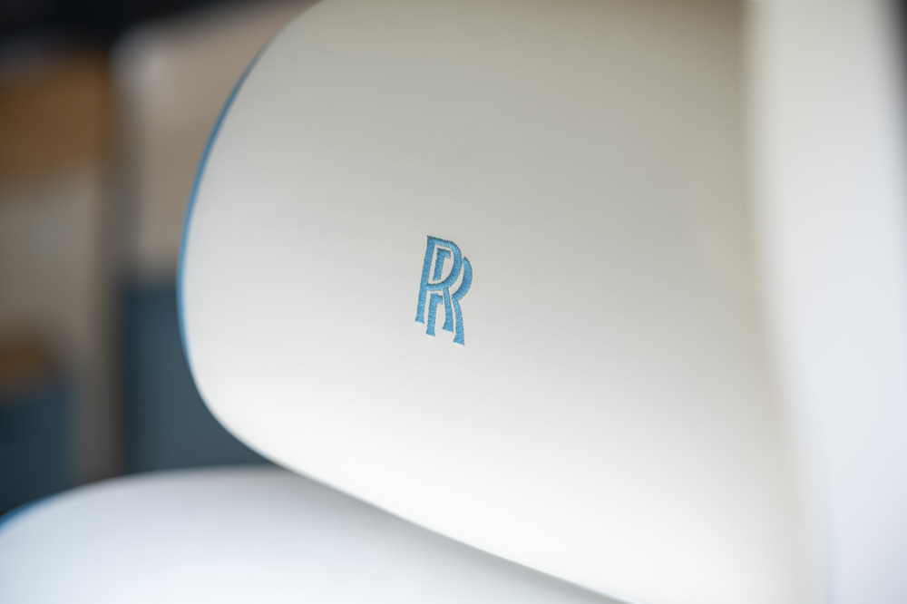 Gối tựa đầu &ecirc;m &aacute;i c&ugrave;ng với logo Rolls-Royce th&ecirc;u tay c&ugrave;ng m&agrave;u xanh nổi bật.