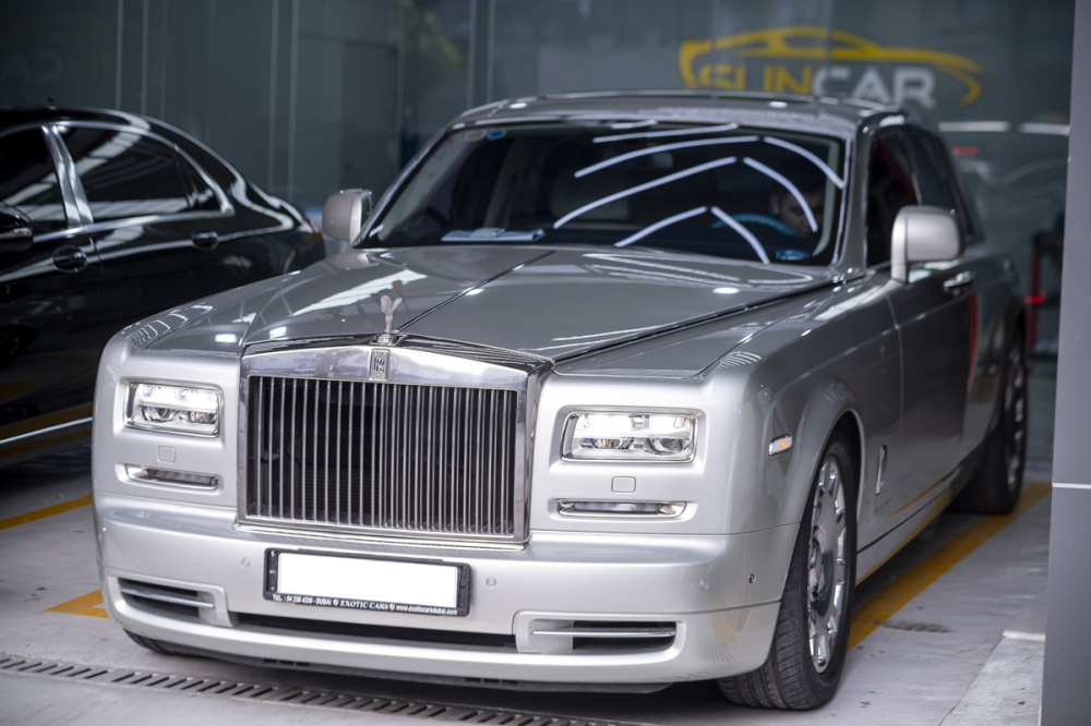 Rolls-Royce Phantom II Hadar sở hữu nước sơn m&agrave;u bạc &aacute;nh trăng c&oacute; t&ecirc;n gọi l&agrave; Moonstone Pearl.