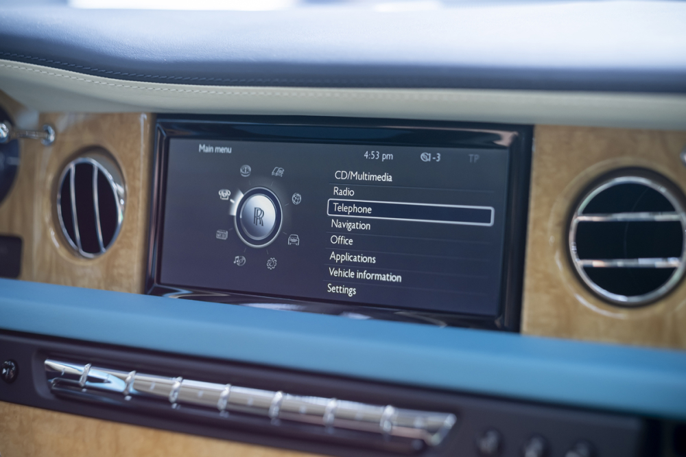 Rolls-Royce Phantom II Hadar c&oacute; m&agrave;n h&igrave;nh trung t&acirc;m nhưng c&oacute; thể ẩn đi khi người d&ugrave;ng kh&ocirc;ng sử dụng để tạo sự liền mạch cho bảng t&aacute;p-l&ocirc;.