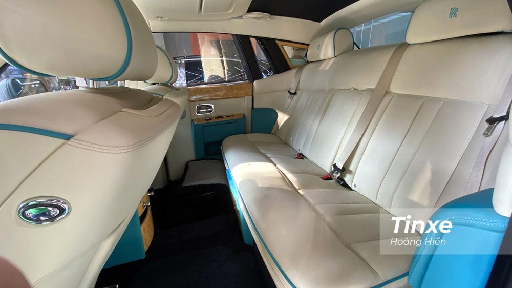 H&agrave;ng ghế thứ 2 của Rols-Royce Phantom II Hadar l&agrave; một sự kh&aacute;c biệt khi trang bị ghế liền cho ph&eacute;p chiếc xe c&oacute; thể ngồi 3 người ở h&agrave;ng ghế sau.
